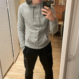 Les Deux Grå Hoodie - Streetwear Elegans till Ett Outstanding Pris! - Les Deux grå hoodie, storlek Small. Ord. pris 800 kr. Mycket bra erbjudande för priset och skicket. nästan aldrig använt, max 5 gånger (har ej tvättats) så är i stort sett nyskick.