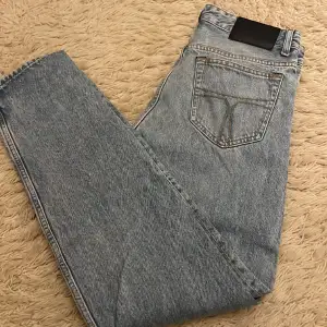 Riktigt nice Tiger of Sweden jeans i modellen Nico. Jeansen är i ett bra skick utan några deffekter eller större tecken på användning.Nypris 1699. Säljs pga att de inte längre passar.