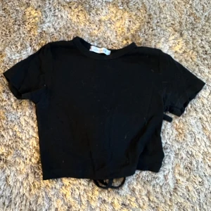 Design By si topp - Kort topp med knytning runt midjan, använd en gång!! XS/S