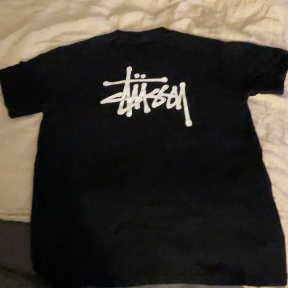 Fett snygg stussy tisha, köpt på plick för 400. Inte kommit till användning. I helt nytt skick. . T-shirts.