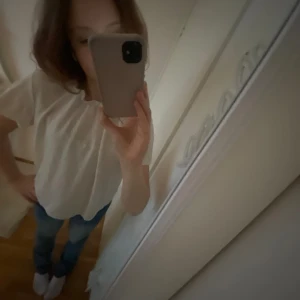 Jättesöt dollette blus med söt spetsdetalj  - Vit färg  Vintage + köpt ifrån secondhand  Inga defekter 