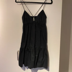 Klänning - Sommrig klänning med tunna justerbara axelband, endast använd en gång 💞