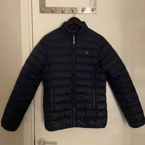 Gant vår/höstjacka - En gant jacka som man både kan ha som höst och vår jacka. I storlek 170 och köpt för 2000kr. Jackan är använd under en vår och är i väldigt fint skick💕