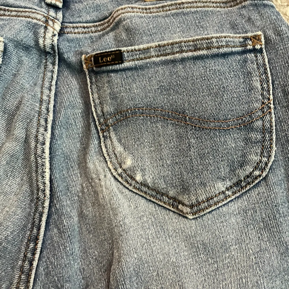 Säljer dehär as snygga low waist bootcut jeansen från Lee, de är skit snygga men säljer pga att de är för små för mig💓💓 skriv för fler bilder och info och använd köp nu! . Jeans & Byxor.