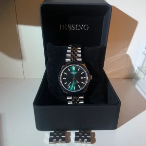 Dissing klocka - Dissing klocka använd runt 5 gånger. Hör av er vid frågor eller fler bilder. Nypris 1245kr.