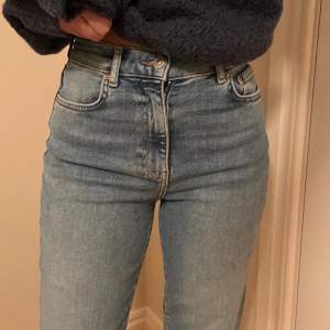 Jättefina högmidjade jeans👖Knappt använda, är i väldigt bra skick. Jeansen är ankellånga, och innebenslängden är 67 cm.