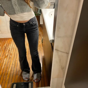 Bootcut jeans gina tricot  - Grå/svarta jeans från Gina i stolek 32, lågmidjade 