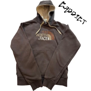 Vintage TNF Hoodie - -The North Face Hoodie I färgen brun -En riktigt nice hoodie som är väl omhändertagen - Storleken är Medium men den sitter som Large 