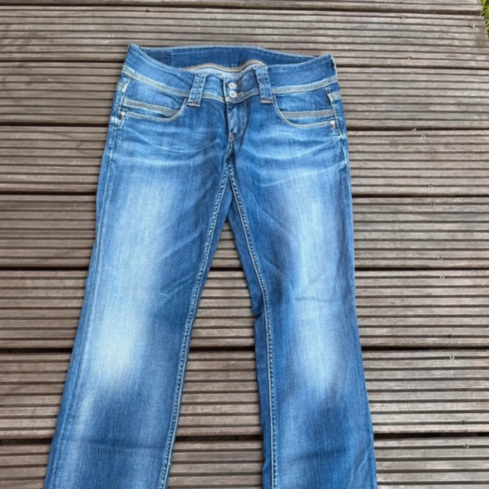 Sjukt snygga pepe jeans i strl 31/34. Passar ngn som brukar ha 38 och är ca 165-170 lång. De är vintage. Köparen står för frakten😊. Jeans & Byxor.