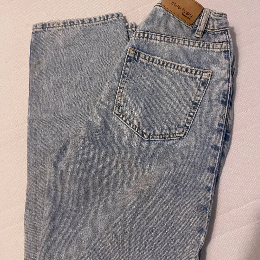 Ljustvättade jeans med hål i, går att dra till i midjan . Jeans & Byxor.