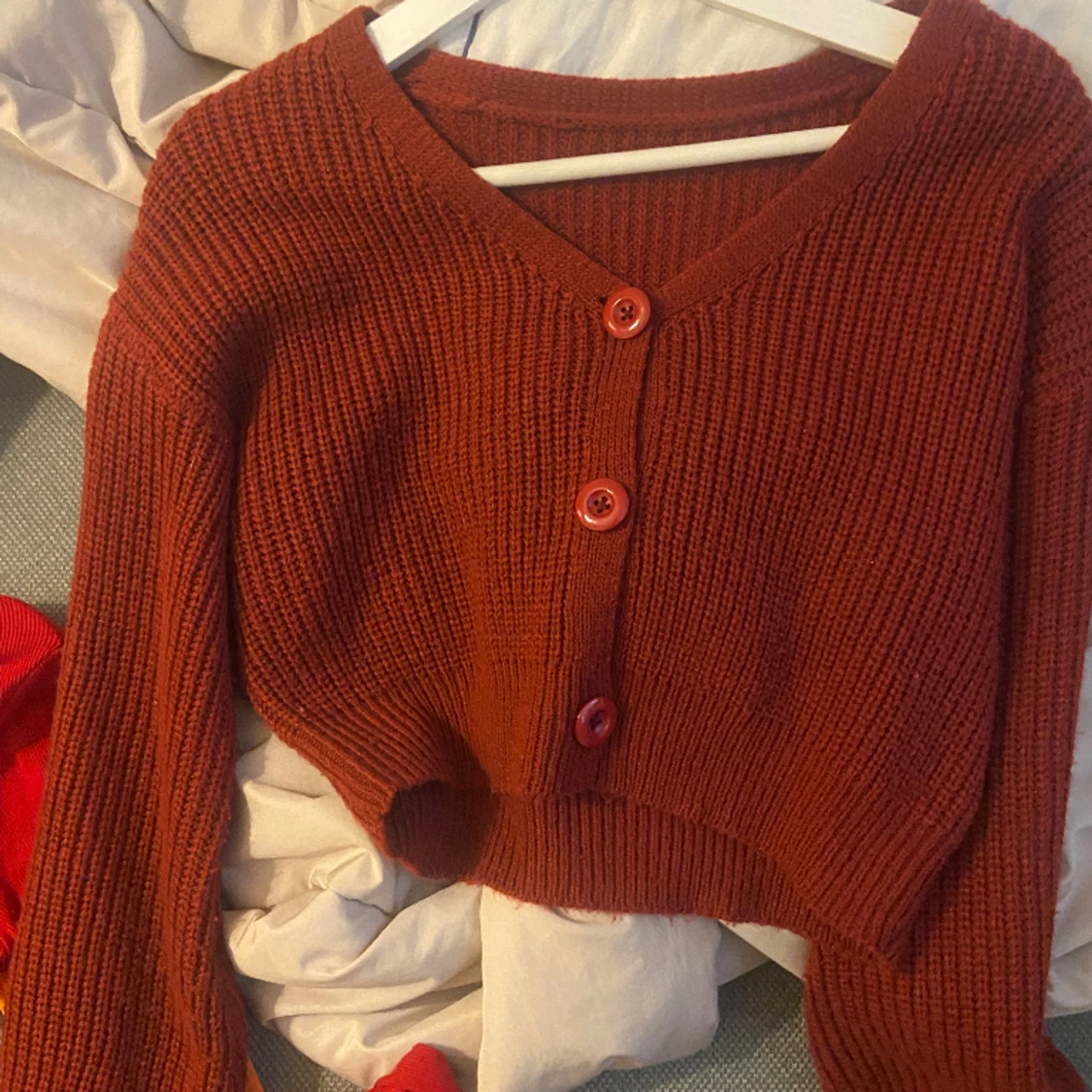 Stickad vinröd kort kofta 