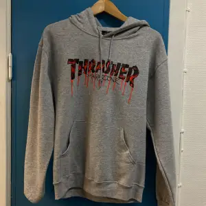 Grå trasher hoodie i grå.  Oanvänd.  Nypris 1200. Medium 