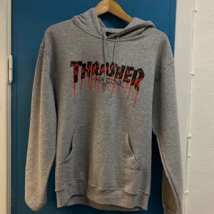 Thrasher hoodie  - Grå trasher hoodie i grå.  Oanvänd.  Nypris 1200. Medium 