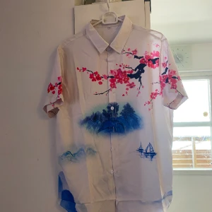 Sommar Skjorta - Axel: 44.2 cm, Byttmått: 110 cm, Längd: 74 cm, Ärmlängd: 23.5 cm 