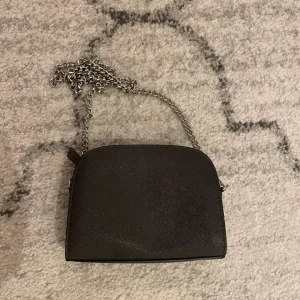 Väska - Väska från H&M, fint skick🖤