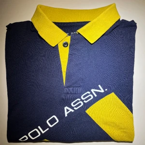 U.S. Polo Assn - Riktigt snygg U.S. Polo Assn i riktigt bra skick:(9/10). Den är sparsamt använd och nypris är 399kr. Snygg nu till vår och sommar. Passar storlek Xs i vuxenstorlek. Köp fler i min profil och få mängdrabatt och fri frakt. Skriv för fler frågor! //Carl
