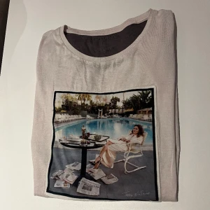 Limitato t-shirt - Vit limitato t-shirt i utmärkt skick! Storlek: M ⚡️ Pris kan diskuteras, kom dm vid frågor. 