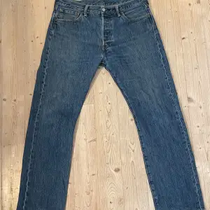 Snygga blå Levi's 501 jeans. Storlek W34 och L32. Nyskick, inga skavanser. Nypris: 1099kr, nu endast 399kr.