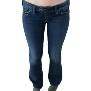 jättesöta lågmidjade jeans som tyvärr var för stora på mig🥲 inga defekter!  mått: innerbenslängd 79cm o midja 37cm rakt över! de är stretchiga❤️