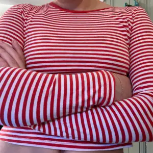 Röd och vit randig långärmad tröja i xs ❤️🤍lite Comme des Garçons vibbar :)