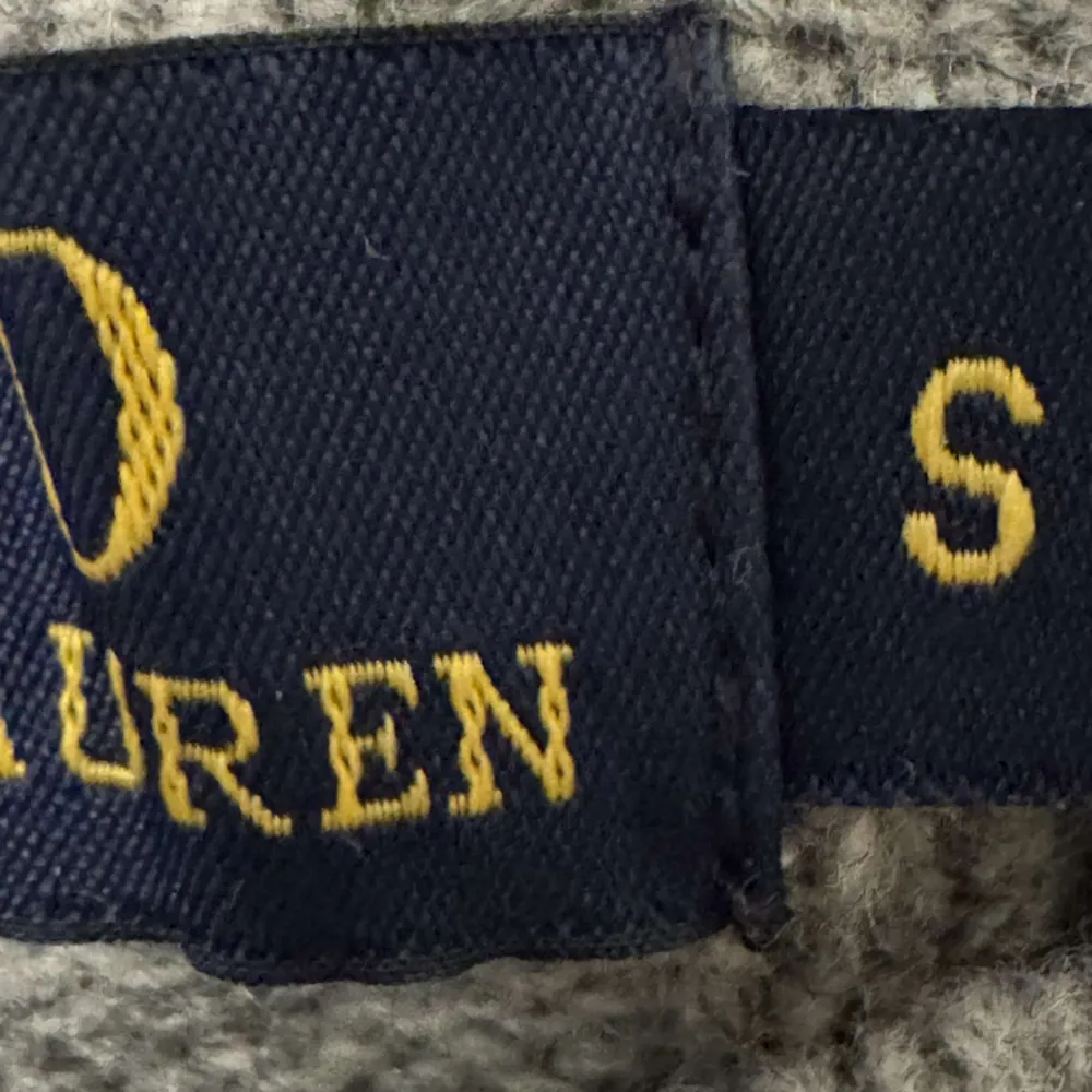 Hej Jag säljer den fina stickade Ralph lauren tröjan. Den är ganska ny och använd då och då. Tröjan är i mycket bra skick.. Stickat.