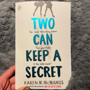 Two can keep a secret - Bok på engelska av Karen M. McManus, läst en gång vilket syns lite på bokryggen (se sista bilden). Den har blåa sidor💙💙
