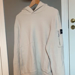 Calvin Klein hoodie - Säljer nu min snygga calvin Klein hoodie. Inga stora defekter, hör av dig om du har några frågor !!