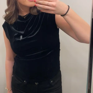 Sammets topp - Sammetstop från bikbok, passar perfekt till fest💓 det är spegeln som är smutsig på första bilden, inte toppen 😊 