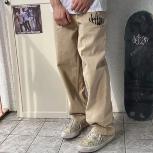 Custom Deftasy Byxor - Det är även ett märke på baksidan av högra benet, det är bara o be så skickar jag flera bilder! Toppskick. snygga Custom byxor, alltså ett egengjort märke. Sköna byxor med bra passform