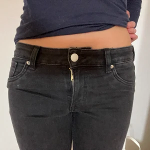 Svarta jeans, low waist - Super snygga jeans som aldrig används. Va osäker när jag köpte dem så dem har bara legat i min garderob o glömts av. Har tyvärr klippt av prislappen. Innerbenslängden är 82cm och midjemåttet är 74cm❤️