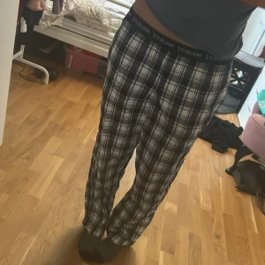 Randiga pyjamasbyxor  - Ett par snygga pyjamasbyxor från HM! Storlek S och använda fåtal gånger! Inga tecken på användning. 