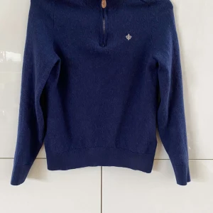 Morris halv zip - Säljer denna feta morris halv zip. Den är storlek S men har krympt lite så passa xs/170. nypris 1500kr säljer för 600, priset är förhandlingsbart. Skriv gärna vid funderingar!