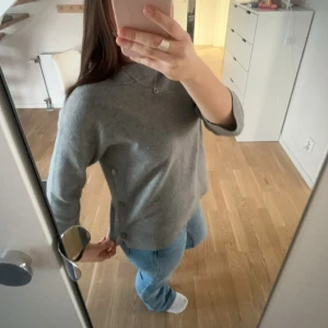 Trekvarsärmad tröja - Super fin och skön tröja med knappar på sidorna! Från Lindex, storlek S (passar Xs)!! 🙏🏻 finstickat material men är super mjukt ändå