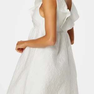 Viva dress - Vit klänning från bubbleroom perfekt till studenten, oanvänd i storlek 36, original pris före rea 799kr säljer för 400kr! Köpte klänningen före rean. Har tyvärr ingen bild på mig själv men bilderna är tagna från bubblerooms hemsida