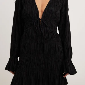 Svart miniklänning - Svart miniklänning från Moa Mattsons kollektion på NA-KD förra året. Klänningen är aldrig använd och prislappen finns kvar. Nypris var 599kr men säljer för 250☺️⭐️ 