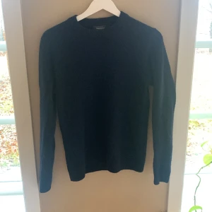 Stickad tröja - Stickad dressmann tröja i färgen marinblå. Använts ett fåtal gånger och är i nyskick. Storlek S