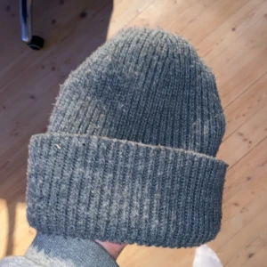Grå mössa - Säljer denna vanliga grå mössan från Hm. Cond är 9/10. Jätte skön och passar till allt. Hör gärna av er vid frågor!✨