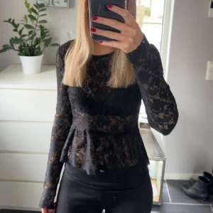 Svart spetstopp  - Svart spetsig topp med blommönster, använd ett fåtal gånger💕