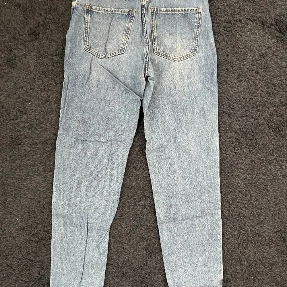 Mom-jeans från Gina Tricot i fint skick!. Jeans & Byxor.