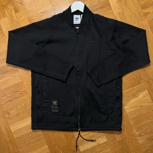 RARE Adidas zip-tröja - Sällsynt Adidaströja. Perfekt skick med dragsko. Gulddetaljer.