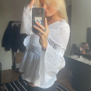 Topp - Säljer min topp jag köpte på Sellpy, den har en knut i bröstet som går att justera själv.