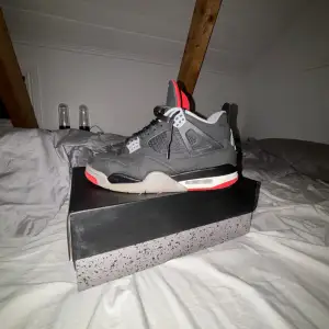 Jordan 4 bred 2019 storlek 42 o såklart äkta finns Check check. Säljer för dom passar inte längre o kommer såklart med tag o original box, säljer billigt för jag vill sälja snabbt. pris går såklart att diskutera.