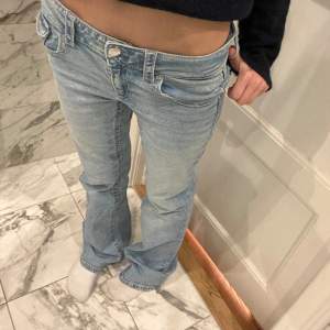 Säljer ett par as snygga low waist jeans med fickor baktill😍 