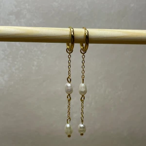 Guldpläterad med sötvattenspärlor lång kedja - Handgjorda örhängen helt nya. 18k guldplätering. Sötvattenspärlor i den långa kedjan. 