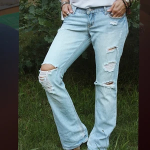 Lågmidjade bootcut jeans med hål - Ljusblå lågmidjade med hål från Hollister, köpta på vinted men de var för små så säljer de vidare. 76cm midja och 76cm innerben ❤️ Köparen står för frakt 🚚 