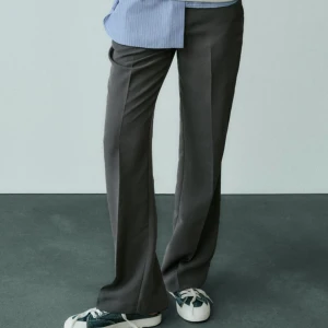 Zara kostymbyxor  - Grå skitsnygga kostymbyxor ifrån Zara, helt nya med prislappen kvar! Säljer för 300kr. Tveka inte på att skriva privat om du har frågor!😚💕