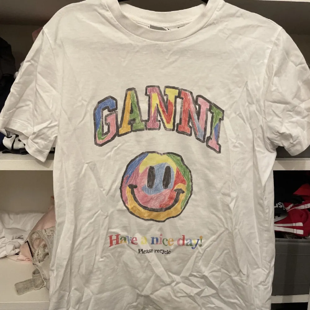 Så cool Ganni T-shirt i storlek XXS, men sitter som S. Sparsamt använd så i väldigt fint skick! Nypris 900kr🩷. T-shirts.