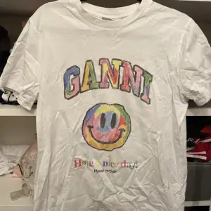 Så cool Ganni T-shirt i storlek XXS, men sitter som S. Sparsamt använd så i väldigt fint skick! Nypris 900kr🩷