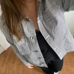 Vårjacka - Fin randig vår/sommar jacka. Aldrig använd köpt på sellpy, inga defekter. Storlek XL men sitter som en L💗
