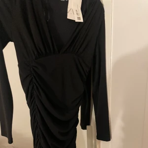 Två olika svarta fest klänningar - Jättefina svarta klänningar, fler bilder skickas vid begäran. 100 för 1, 180 för båda!